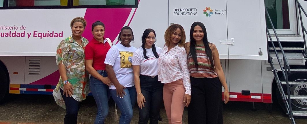 Grupo de mujeres cuidadoras posan sonrientes al lado de uno de los Unidades móviles de la Ruta del Cuidado
